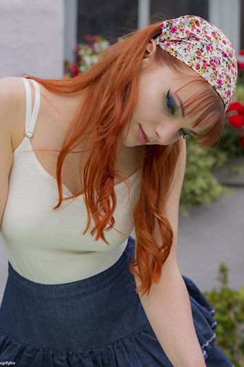 Bandeau cheveux taille ado en satin imprimé Une fille et des fleurs – Image 4