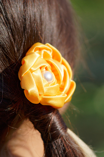 fleur pour cheveux jaune