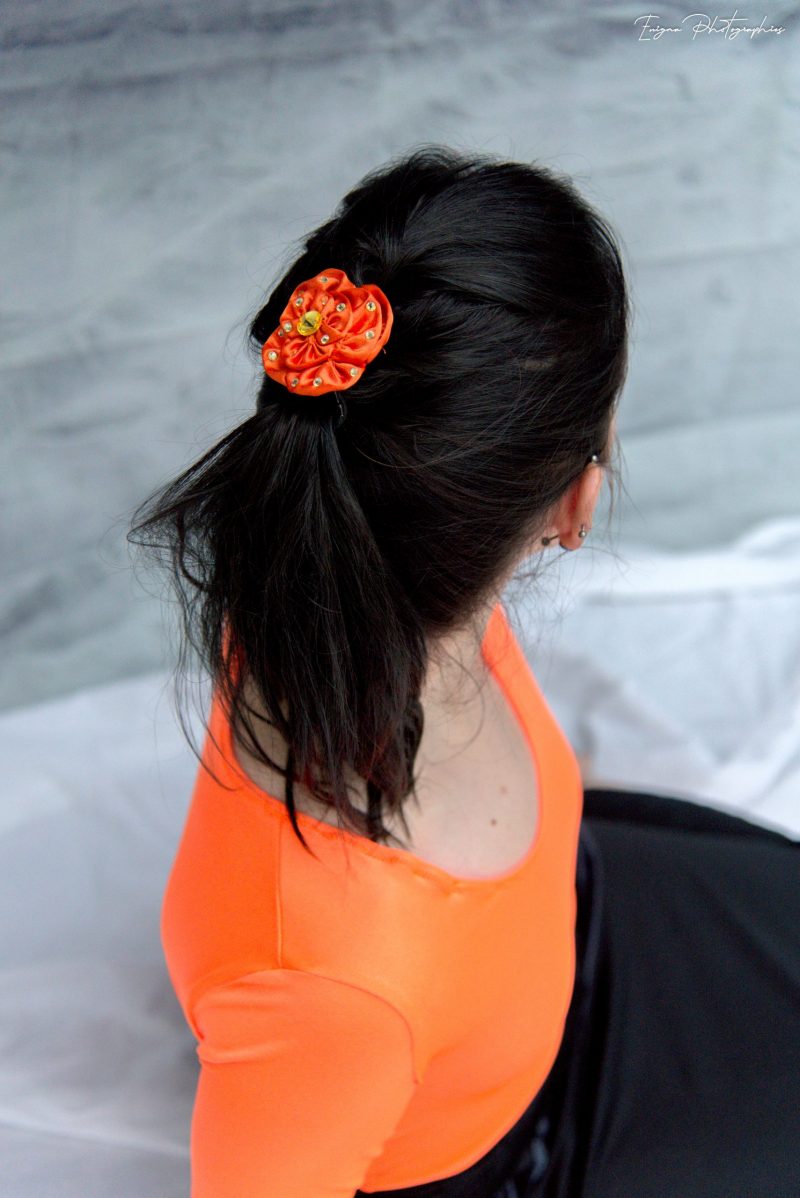 fleur pour cheveux en satin orange
