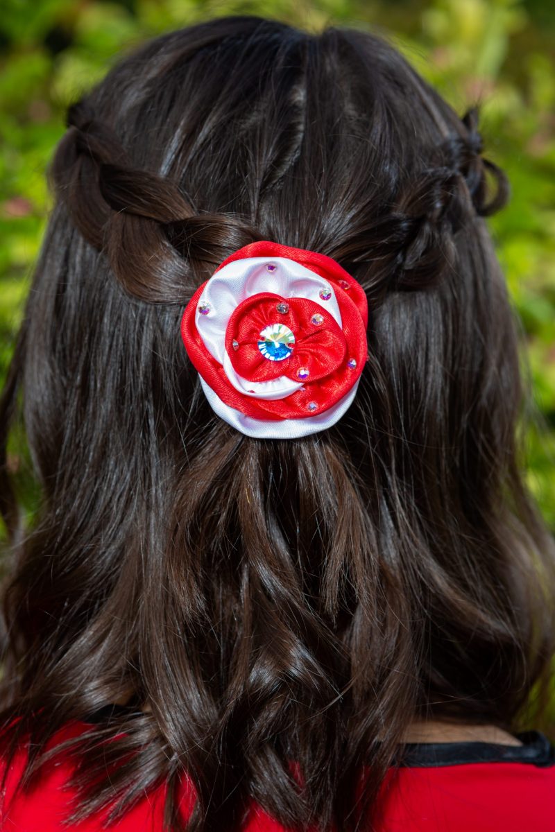 fleur cheveux rouge et blanc