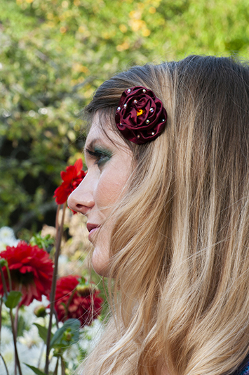 fleur pour cheveux bordeaux