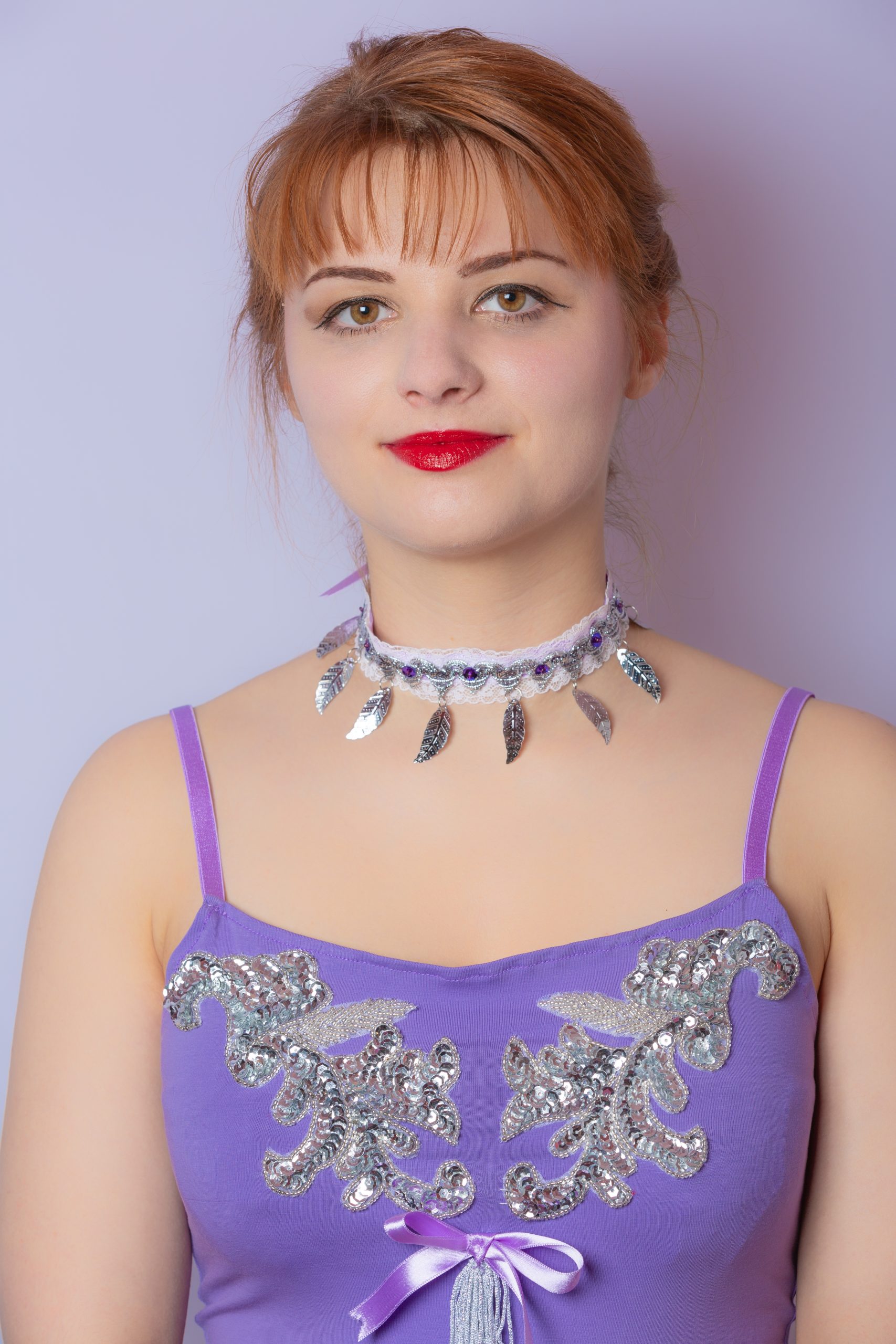 haut-a-bretelles-pour-femme-mauve-sequins-argentés-strass-brillant-made-in-france choker mauve made in france