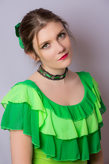 haut-femme-vert-coton-bio-volants-made-in-france-noeud-cheveux-chignon-collier-choker choker steampunk made in france