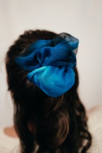 grand chouchou cheveux made in france en mousseline de soie bleue